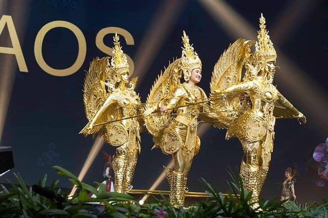 On-anong Homsombath pun sangat bangga Laos menjadi pemenang kostum nasional terbaik di Miss Universe 2018. Apalagi keikutsertaan negara tersebut terbilang baru di Miss Universe 2018. Baru dua kali mengikuti kompetisi wanita tercantik di dunia ini, Laos sudah mendapat prestasi yang membanggakan. Foto: Instagram