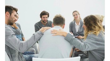 Fans MU curhat bersama kelompok terapinya. Foto: istimewa