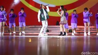 Rizky Febian juga ambil bagian bersama Sheryl Sheinafia.