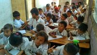 Anak-anak yang sedang sekolah di Desa Komodo