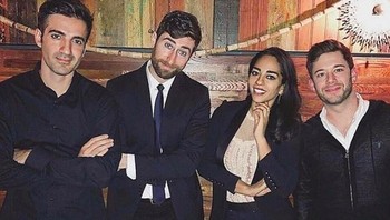 Bersama rekan-rekannya yang bersedih atas kematiannya. Sejumlah sumber mengatakan obat-obatan terlarang diyakini sebagai biang keladinya. Sebab di tempat kejadian ditemukan kokain dan heroin. Foto: daily mail