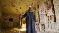 Mustafa Abdo adalah kepala proyek penggalian. Makam ini memiliki panjang 10m, lebar 3m, dan tinggi kurang dari 3m. REUTERS/Mohamed Abd El Ghany.