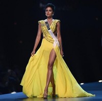 Sejak terpilih menjadi Miss Universe Vietnam, sosok HHen Nie memang sudah mencuri atensi. Tampil dengan kulit sawo matangnya dan rambut pixie atau super pendek, wanita 25 tahun ini berasal dari suku etnik minoritas Vietnam yaitu dari Central Highlands, Propinsi Dak Lak, Vietnam. HHen Nie menjadi wanita etnik minoritas pertama yang memenangkan kontes kecantikan Vietnam. Foto: Lillian SUWANRUMPHA / AFP