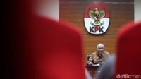 Ketua KPK Agus Rahardjo bersama Jubir KPK, Febri Diansyah memberi keterangan pers terkait penyidikan perkara korupsi sektor infrastruktur di Gedung KPK, Jakarta, Senin (17/12/2018).