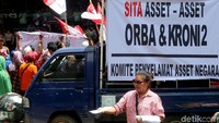 Massa tiba di Gedung Granadi, Jalan HR Rasuna Said, Jakarta Selatan, Senin (17/12/2018) sekitar pukul 12.00 WIB. Massa datang menggunakan sejumlah bus dan membagi-bagikan selembaran kertas.
