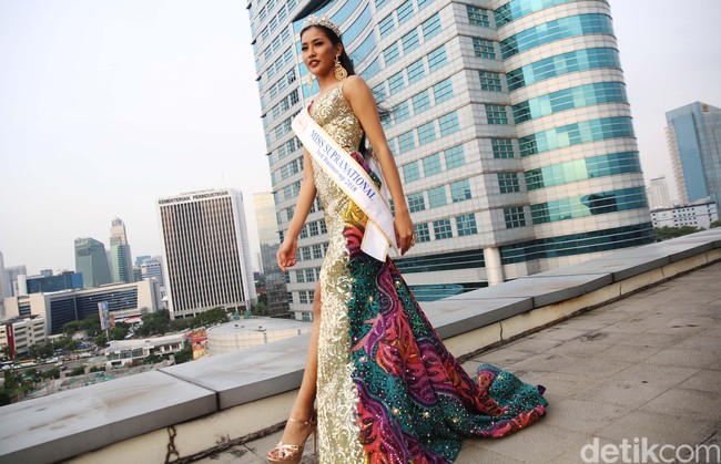 Perwakilan dari Indonesia Wilda Octaviana Situngkir menorehkan prestasi terbaik Indonesia di ajang kontes kecantikan internasional Miss Supranational 2018 yang digelar di Polandia. Putri Indonesia Pariwisata 2018 itu menyabet juara runner up tiga atau posisi keempat. Wilda pun menjadi satu-satunya perwakilan dari Asia yang masuk ke dalam lima besar. Selain itu, wanita 23 tahun tersebut juga memenangkan gelar Top Model Asia dan Best National Costume. Foto: detikfoto/Rachan Haryanto