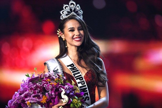 Catriona Gray menjadi salah satu finalis yang mencuri atensi di Miss Universe 2018. Postur tubuh sempurna dengan tinggi badan 178 cm, serta jawaban yang tegas membuat ia dimahkotai sebagai Miss Universe 2018. Foto: Lillian SUWANRUMPHA / AFP
