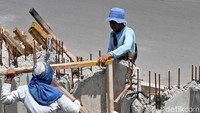 Sejumlah pekerja nampak tengah menyelesaikan pembangunan turap di kali Jakarta Barat, Senin (17/12/2018).
