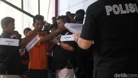 D menarik Kapten Komarudin untuk tujuan menahan dan memukul Pratu Rivonando Maulana. IH melakukan pemukulan terhadap korban. SR melakukan pemukulan terhadap korban.