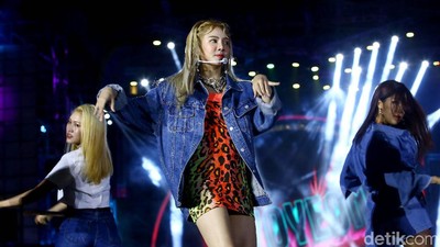 Pesona si Seksi Hyoyeon di HUT Transmedia