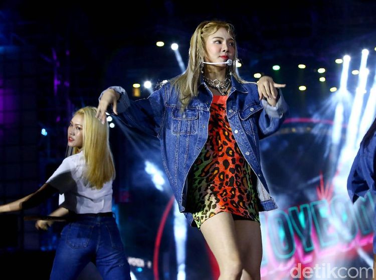 Pesona si Seksi Hyoyeon di HUT Transmedia