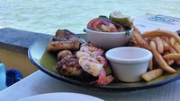 Meski ramping, Catriona sepertinya tak masalah makan banyak. Seperti sepiring kentang goreng dengan aneka seafood grill. Mantap! Foto: Instagram catriona_gray