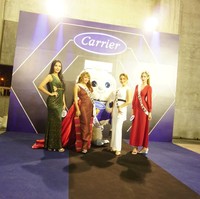 Beberapa berfoto sembari menunggu antrian. Tak cuma pakai dress, banyak pageant lovers yang mengenakan selempang replika bertuliskan nama negara mereka. Foto: Frieda Isyana Putri/Detikcom