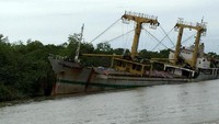 Sebuah kapal berukuran cukup besar karam di Sungai Segah, Berau, Kalimantan Timur. Tidak ada orang yang tahu kenapa kapal itu ditinggalkan awak buah kapalnya. Menurut seorang pengemudi speedboat yang ditumpangi detikcom, kapal itu telah lama karam dan dibiarkan begitu saja disana.