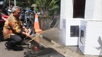 Kotak suara berbahan karton kedap air dipermasalahkan karena dianggap tak aman. KPU pun kembali menjelaskan kotak suara dari alumunium juga tak tahan api. Kotak suara berbahan karton kedap air dipermasalahkan karena dianggap tak aman. KPU pun kembali menjelaskan kotak suara dari alumunium juga tak tahan api.