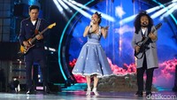 Rendy Pandugo, BCL, dan Is Pusakata bernyanyi bersama di panggung.