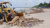 Tiap hari, 100 ton sampah dibersihkan dari pantai sepanjang 12 km di Badung. 