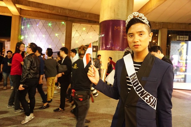 Ello menjadi salah satu pageant lovers yang juga mengenakan selempang serta mahkota replika sebagai bentuk kecintaannya pada dunia ajang kecantikan. Foto: Frieda Isyana Putri/Detikcom