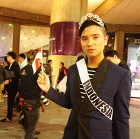 Ello menjadi salah satu pageant lovers yang juga mengenakan selempang serta mahkota replika sebagai bentuk kecintaannya pada dunia ajang kecantikan. Foto: Frieda Isyana Putri/Detikcom