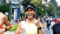 Tubuh seksinya tidak didapatkan dengan instan, ia juga rajin lari pagi. Nah seperti momen ia saat lari pagi ini. Melanie berlari sambil membawa botol minumnya. Foto: instagram @melanieputria