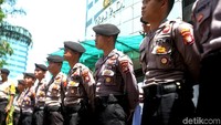 Sejumlah polisi nampak berjaga di depan Gedung Granadi untuk menjaga demo tetap berlangsung dengan aman.