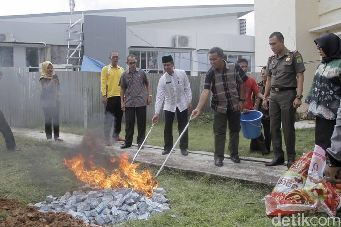 20 Ribu e-KTP Invalid di Musi Banyuasin Dibakar