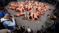 Sejumlah aktivis dari kelompok Anima Naturalis asal Spanyol memprotes penggunaan bulu dan kulit hewan untuk busana. Mereka menggelar demo tanpa busana alias bugil untuk menyuarakan pendapatnya. REUTERS/Albert Gea.