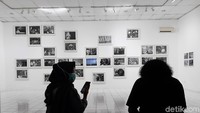 Menurutnya, ia terinspirasi karena mengagumi seorang fotografer yang sering merekam seni pertunjukan. Secara perlahan, ia pun menyukai karya foto hitam putih.  Foto: Pradito Rida Pertana/ detikHOT