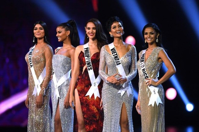 Lima wanita cantik ini menyisihkan 89 kontestan di final Miss Universe 2019. Kelimanya pun memiliki kecantikan yang beragam. Foto: Lillian SUWANRUMPHA / AFP
