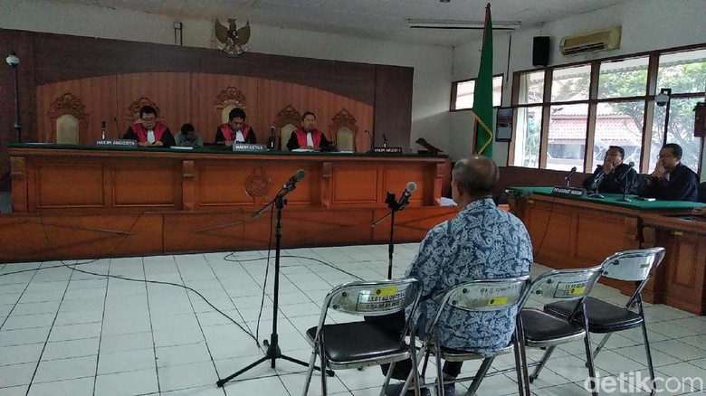 Ngedrop, Eks Bupati Bandung Barat Dilarikan ke RS dari Lapas Sukamiskin Ngedrop, Eks Bupati Bandung Barat Dilarikan ke RS dari Lapas Sukamiskin