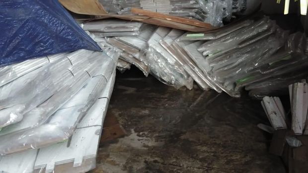 Kotak suara kardus kebanjiran / 