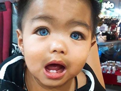 Punya Warna Mata yang Unik, Bocah Viral Ini Disebut Mirip Boneka