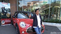Biasa menggunakan sepeda motor, driver ojek online (ojol) Dedi Heryadi mengaku gemetar setelah duduk di dalam mobil Eropa yang dimenangkannya, MINI Cooper 3-door.