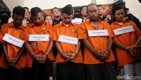 Ada lima tersangka pengeroyokan TNI di Ciracas, yakni Agus Pryantara, Herianto Panjaitan, Depi, Iwan Hutapea, dan Suci Ramdani.