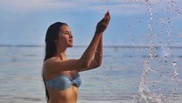 Catriona sangat menikmati main air di sana. Segar banget! (catriona_gray/Instagram)  