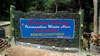 Wisata alam ini bernama Wisata Alam Kali Biru. Terletak di Desa Batetanga, Kecamatan Binuang, Kabupaten Polman. Destinasi ini selalu ramai dikunjungi warga. (Abdy Febriady/detikTravel)