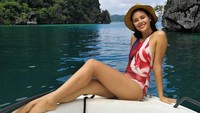 Liburan ke pantai tentunya tak lengkap tanpa bikini. Ini gaya Catriona saat ke pantai (catriona_gray/Instagram)  