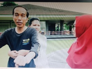 Lucu Banget! Jokowi-Iriana Peragakan Boncengan Romantis di Depan Ria Ricis