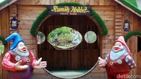 Ada juga Rumah Hobbit yang Instagenic. Di sini ada juga taman kelinci dimana traveler bisa berinteraksi dengan kelinci-kelinci gemuk nan lucu. (Wahyu/detikTravel)