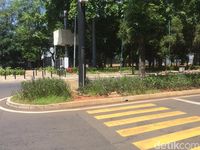 Zebra cross di sekitar parkir timur GBK / 