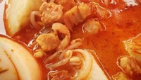 Kuahnya oranye merah menggoda, kari versi pedas gurih ini dijamin mata melek di pagi hari. Foto: Instagram @sotjosyam