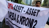 Koordinator Aksi Joshua Napitupulu dalam orasinya mengatakan, dari Rp 4,4 triliun aset negara yang harus dikembalikan, Yayasan Super Semar baru mengembalikan Rp 241,8 miliar. Dia mengatakan, Gedung Granadi termasuk aset Yayasan Super Semar juga sudah harus disita negara.