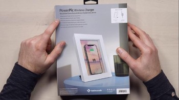 Biar lebih enak dipandang, foto pada bingkai bisa disesuaikan dengan latar gambar di ponsel. Foto: YouTube/Unbox Therapy