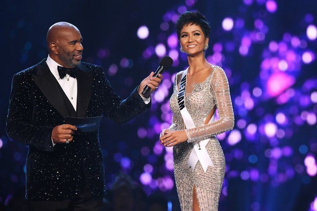 Pada babak top 5 Miss Universe 2018, HHen Nie mendapat pertanyaan dari Steve Harvey mengenai gerakan #metoo. Apakah menurut kamu gerakan #metoo sudah terlalu jauh, mengarah ke politik?. HHen memberikan jawaban bahwa gerakan #metoo tidak bergerak terlalu jauh. Melindungi wanita adalah hal yang harus dilakukan karena setiap wanita perlu dilindungi, katanya. Dia menjawab pertanyaan dalam bahasa Vietnam dan dibantu oleh seorang penerjemah. Foto: Lillian SUWANRUMPHA / AFP
