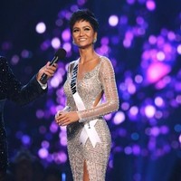 Pada babak top 5 Miss Universe 2018, HHen Nie mendapat pertanyaan dari Steve Harvey mengenai gerakan #metoo. Apakah menurut kamu gerakan #metoo sudah terlalu jauh, mengarah ke politik?. HHen memberikan jawaban bahwa gerakan #metoo tidak bergerak terlalu jauh. Melindungi wanita adalah hal yang harus dilakukan karena setiap wanita perlu dilindungi, katanya. Dia menjawab pertanyaan dalam bahasa Vietnam dan dibantu oleh seorang penerjemah. Foto: Lillian SUWANRUMPHA / AFP