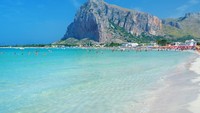 Kontur pantai di Sisilia kebanyakan landai dengan hamparan pasir putih. Lautan yang biru jernih, makin memanjakan pandangan (iStock)