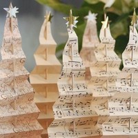 Punya buku-buku tebal tak terpakai? Gunting dan buat dekorasi photon natal dari kertas bukumu. Foto: dok. Pinterest