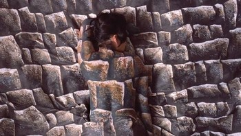 Paredes berpose menyerupai susunan bebatuan. Dimana dia? Istimewa/Boredpanda.
