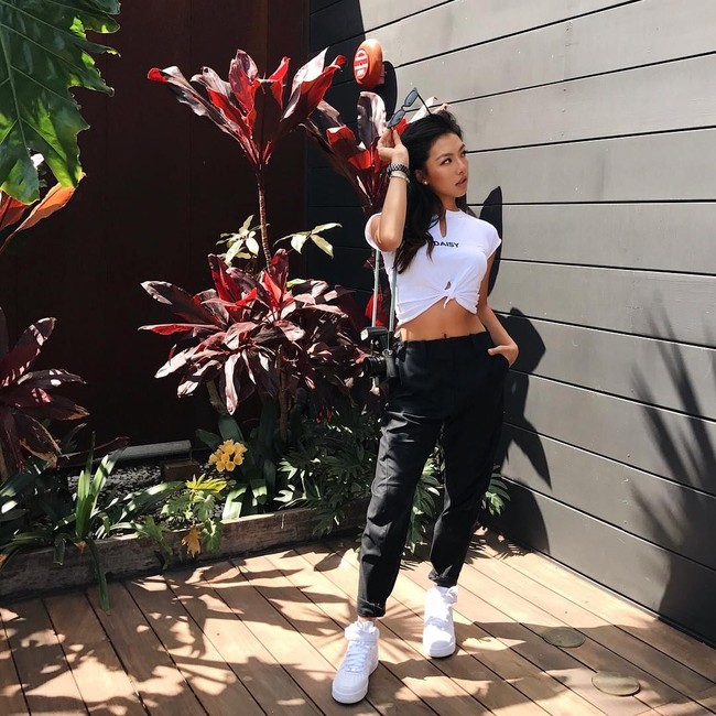 Wanita yang tinggal di Los Angeles ini menarik atensi bukan hanya untuk keterampilan golfnya tetapi juga sosoknya yang seksi dan kulit cokelatnya yang eksotis. Foto: dok. Instagram @lilymhe