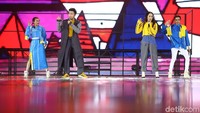 Vidi Aldiano dan Sheryl Sheinafia tampil dengan kostum warna-warni di panggung.